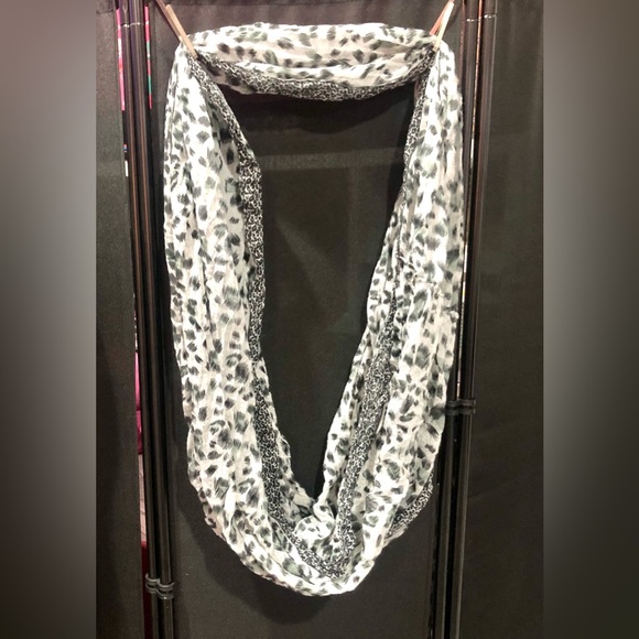 INFINITY SCARF animal print gray/black size 33 x 36 NWOT - Picture 6 of 7
